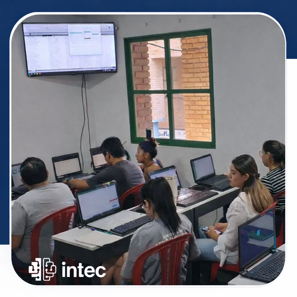Estudiantes de INTEC trabajando en laptops durante una clase presencial de Excel